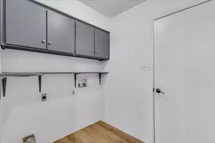 704 Matthews Ct, Arlington, TX 76012 - Photo 13