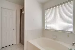 4621 Barnhill Ln, Fort Worth, TX 76135 - Photo 17