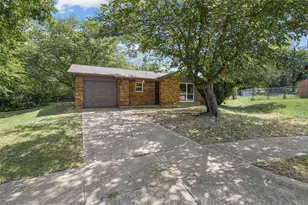 6402 Claude Ct, Fort Worth, TX 76135 - Photo 3