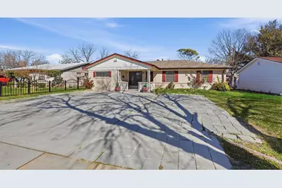 242 W Cober Drive, Grand Prairie, TX 75051 - Photo 3