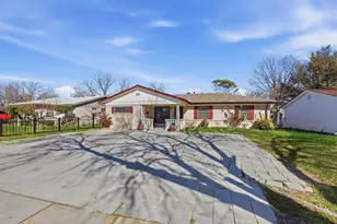 242 W Cober Dr, Grand Prairie, TX 75051 - Photo 3