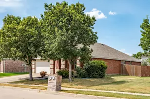 4605 Prairie Crossing Dr, Fort Worth, TX 76244 - Photo 3
