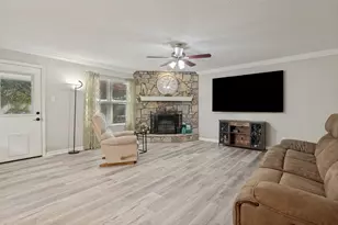 3217 Meadow Wood Ln, Bedford, TX 76021 - Photo 5