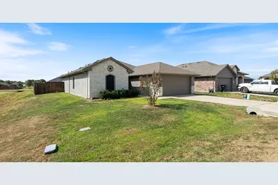 121 Willowbend Loop, Mabank, TX 75147 - Photo 3