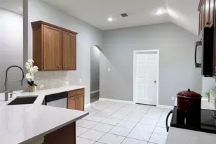 1351 Clearwater Dr, Grand Prairie, TX 75052 - Photo 3