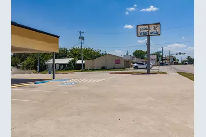 507 E Wise Street, Bowie, TX 76230 - Photo 9