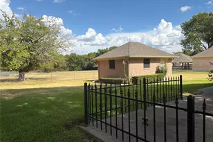 804 S Paris St, Ennis, TX 75119 - Photo 3