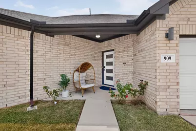 909 Marcellus Court, Arlington, TX 76011 - Photo 3