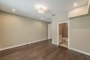 381 E Greenbriar Ln, Dallas, TX 75203 - Photo 9