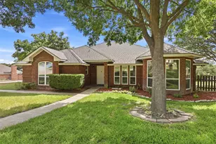 106 Cedar Crest Ct, Hudson Oaks, TX 76087 - Photo 1