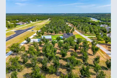 943 E Landings, Granbury, TX 76049 - Photo 3