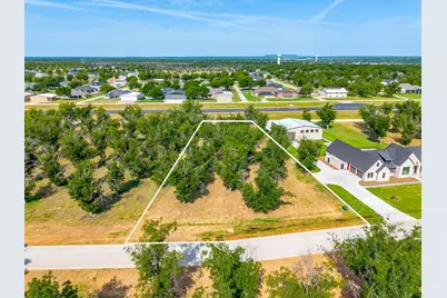 943 E Landings, Granbury, TX 76049 - Photo 3