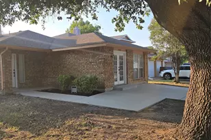 3182 Cross Creek Cir, Grand Prairie, TX 75052 - Photo 5