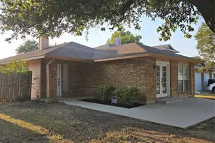3182 Cross Creek Cir, Grand Prairie, TX 75052 - Photo 3