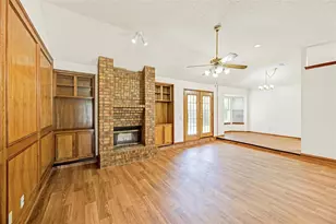 810 Castleview Dr, Arlington, TX 76001 - Photo 7
