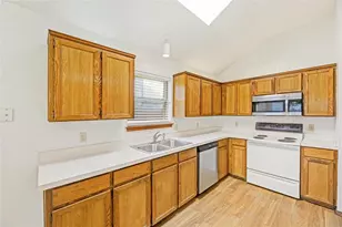 810 Castleview Dr, Arlington, TX 76001 - Photo 11