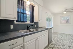 203 W College St, Whitewright, TX 75491 - Photo 9