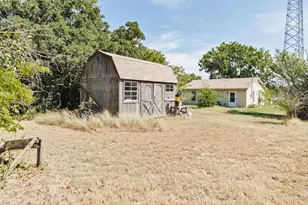 304 Missouri St, Bowie, TX 76230 - Photo 15