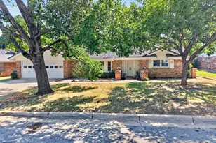 901 Lake Charles Ave, Fort Worth, TX 76103 - Photo 1