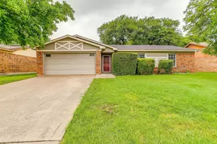 828 Lynne Ln, Burleson, TX 76028 - Photo 1