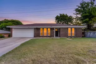 332 W Hallmark Dr, Fort Worth, TX 76134 - Photo 1