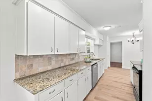 403 E Huitt Ln, Euless, TX 76040 - Photo 9