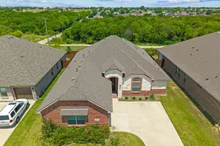 1303 Deer Hollow Dr, Arlington, TX 76002 - Photo 5