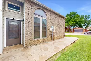 911 Azalia Dr, Lewisville, TX 75067 - Photo 3