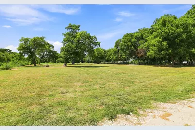 933 Scott, Honey Grove, TX 75446 - Photo 3