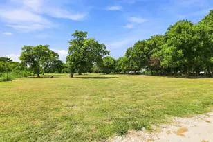 933 Scott, Honey Grove, TX 75446 - Photo 3