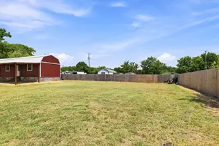 933 Scott, Honey Grove, TX 75446 - Photo 3