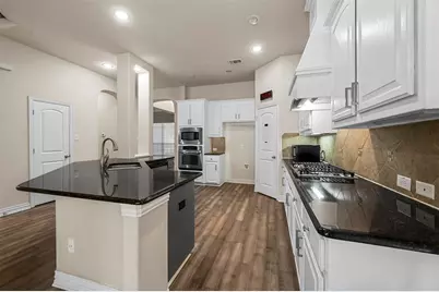 8732 Laurel Canyon Road, Irving, TX 75063 - Photo 17