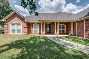 814 Haynie Dr, Runaway Bay, TX 76426 - Photo 3