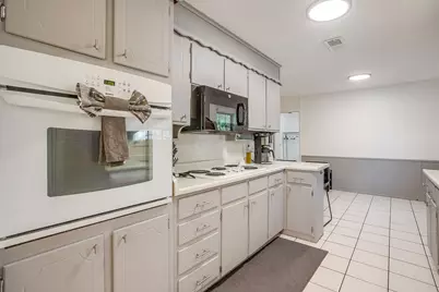 441 W Pleasantview Drive, Hurst, TX 76054 - Photo 9