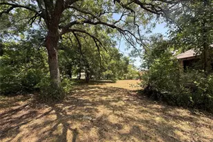204 W Maple St, Whitewright, TX 75491 - Photo 15