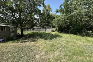 405 W Ave E, Garland, TX 75040 - Photo 23