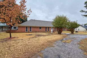 517 E Locust St, Nocona, TX 76255 - Photo 5