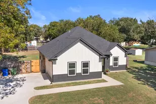 201 W South St, Whitesboro, TX 76273 - Photo 3