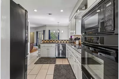 200 Sherwood Court, Irving, TX 75061 - Photo 9