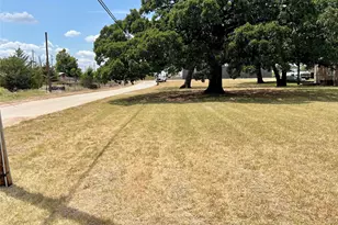 610 W Oak St, Nocona, TX 76255 - Photo 1