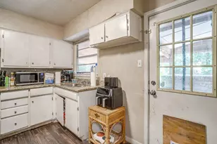 702 Lombardy Ln, Arlington, TX 76013 - Photo 11