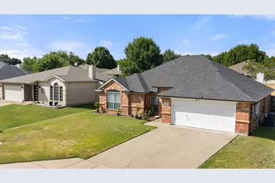 621 Creekview Drive, Burleson, TX 76028 - Photo 3