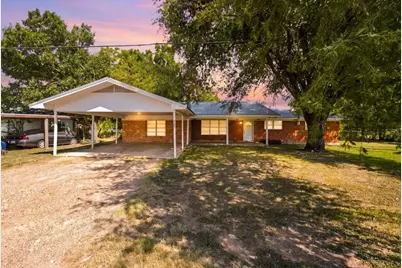 710 E Avenue A, Rosebud, TX 76570 - Photo 1