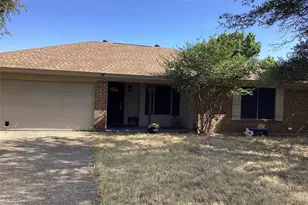 2204 Towne N Dr, Cleburne, TX 76033 - Photo 1