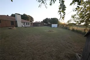 2204 Towne N Dr, Cleburne, TX 76033 - Photo 3