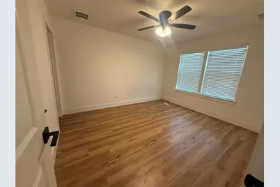 905 E 10th Street, Bonham, TX 75418 - Photo 9