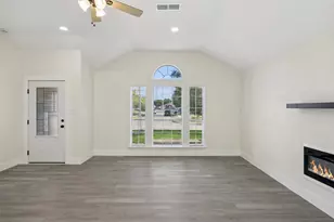 617 Forest Oaks Dr, Grand Prairie, TX 75052 - Photo 7