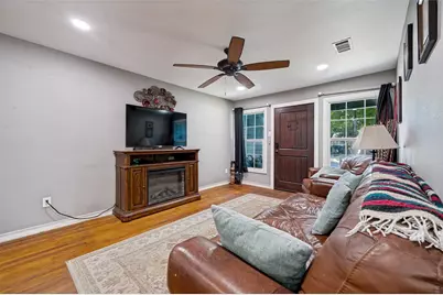1008 E Russell Avenue, Carrollton, TX 75006 - Photo 5
