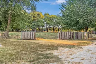 697 Co Rd 166, Whitesboro, TX 76273 - Photo 19