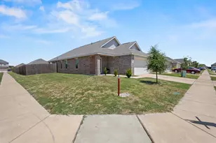 1600 Luke St, Ennis, TX 75119 - Photo 5